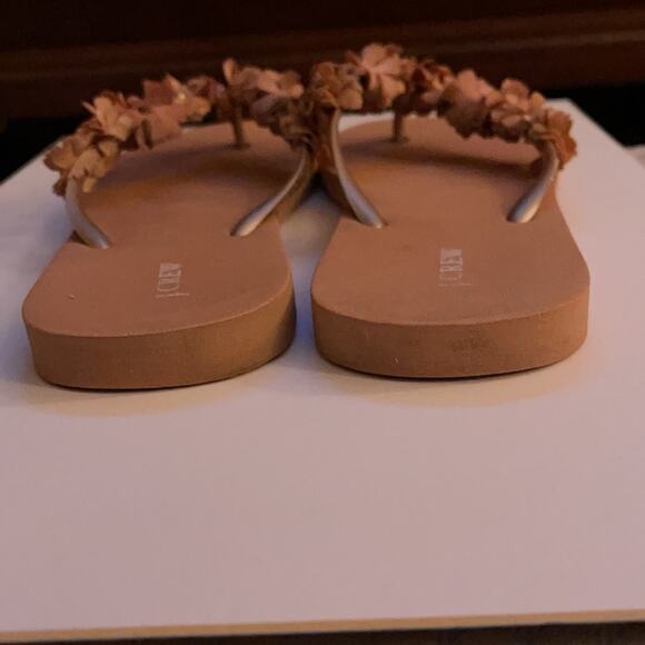 J. Crew fabric flowers on flip flops 9.5 - Picture 4 of 7